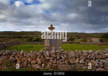 Monumento al pescatore annegato nei pressi di Kilronan village, Inishmore, le Isole Aran, nella contea di Galway, Irlanda Foto Stock