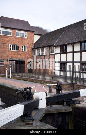 La commenda e bloccare sulla Worcester e Birmingham Canal, Worcester, England, Regno Unito Foto Stock