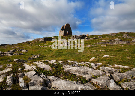 Tiny xi secolo Teampall Bheanain oratorio, sulla pavimentazione di pietra calcarea, Inishmore, Isole Aran, Co Galway, Irlanda Foto Stock