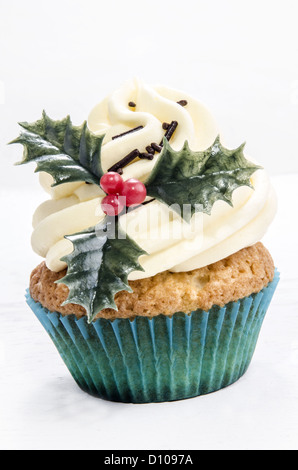 Fatto in casa cupcake alla vaniglia con holly Foto Stock