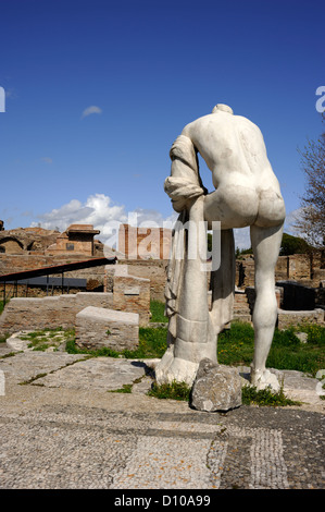 Italia, Roma, Ostia Antica, statua romana senza testa di Cartilio Poplicola nella zona dei templi repubblicani, tempio di Ercole Vittore Foto Stock