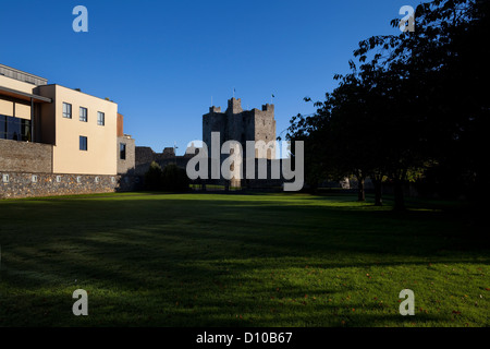 Castello di Trim, uno di Irlanda il più grande castello anglo-normanna, costruito da Hugh de Lacy intorno 1224, rivestimento, nella contea di Meath, Irlanda Foto Stock