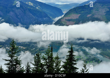 Columbia River Valley dai prati nel cielo Parkway, Mount Revelstoke National Park, British Columbia, Canada Foto Stock