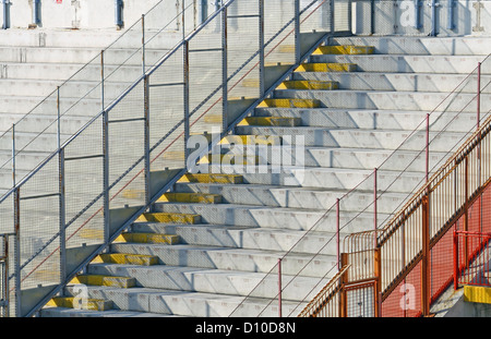 Gradinate a margine delle prime fasi di un gioco emozionante Foto Stock