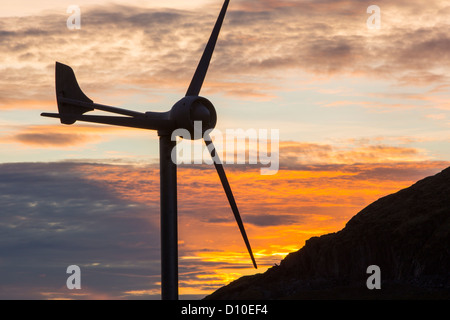 Una turbina eolica su Kirkstone Pass, Lake District, Cumbria, Regno Unito al tramonto. Foto Stock