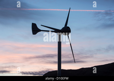 Una turbina eolica su Kirkstone Pass, Lake District, Cumbria, Regno Unito al tramonto. Foto Stock