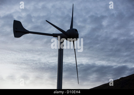 Una turbina eolica su Kirkstone Pass, Lake District, Cumbria, Regno Unito al tramonto. Foto Stock