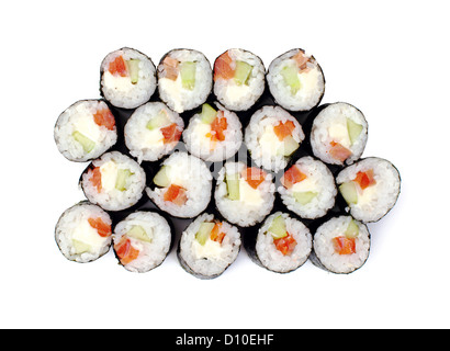 Close-up di maki sushi rotoli con salmone e formaggio California isolata su uno sfondo bianco Foto Stock