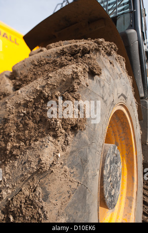 La presa e la fascia battistrada di un grande movimento terra dumper trattore carrello veicolo Foto Stock