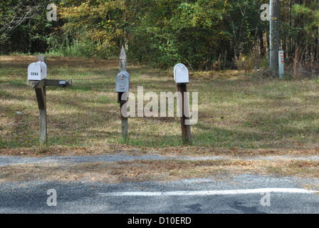 3 cassette postali su un paese rurale road Foto Stock