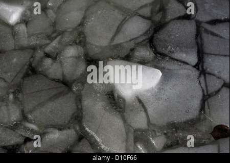 Acqua congelata in una fontana. Foto Stock