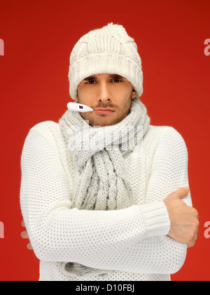 Uomo malato con il termometro in bocca Foto Stock