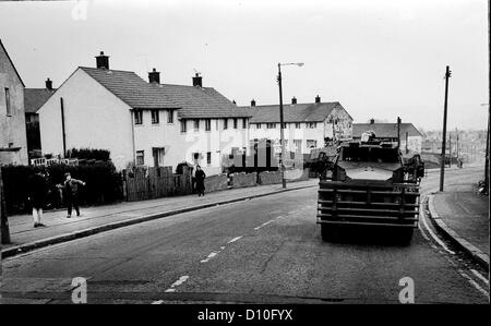 Am veicolo blindato noto come un "suino" dal Queens reggimento di pattuglia a Belfast , Irlanda del Nord in aprile 1984 . Foto Stock