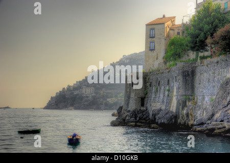 Minori sulla Costiera Amalfitana line in Italia. Amalfi è una città e comune in provincia di Salerno, nella regione Campania, Ita Foto Stock
