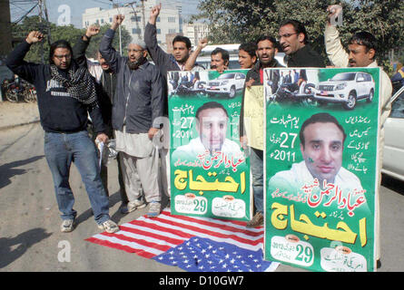 Amici e parenti di Ebad-ur-rehman chant slogan contro agente della CIA Raymond un Davis che ha ucciso e frantumato Ebad-ur-rehman dal suo veicolo il 29 gennaio 2011, durante una manifestazione di protesta al Consolato degli Stati Uniti sulle colline di Shimla a Lahore Martedì, Dicembre 04, 2012. Foto Stock