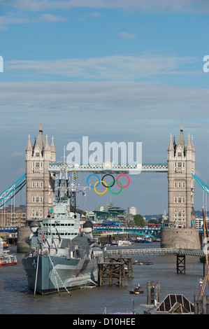 Anelli olimpici appesi da Tower Bridge sul fiume Tamigi durante il London 2012 Giochi Olimpici, Inghilterra. Foto Stock