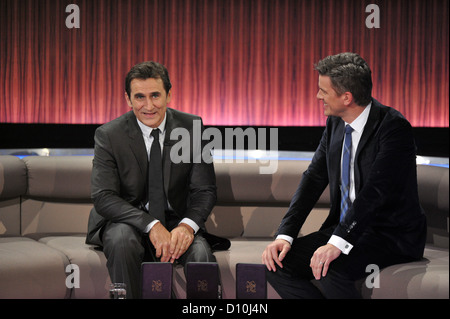 Raceing italiano auto conducente e vincitore olimpico, Alessandro Zanardi (L), assiste la revisione annuale mostra 'Menschen 2012' (persone del 2012) ospitato da talk show host Markus Lanz (R) e in onda sulla televisione pubblica ZDF stazione di Monaco di Baviera, Germania, il 2 dicembre 2012, Foto: Marc Mueller Foto Stock