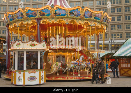 Berlino Germania UE Novembre giostra al mercatino di Natale di Alexander Platz Foto Stock