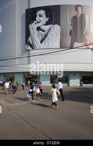 Bucarest, Romania, pubblicità di H & M a l'Unirea Shopping Center Foto Stock
