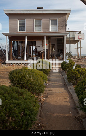 Unione Beach, New Jersey - Una casa sul New Jersey Shore gravemente danneggiato dall' uragano di sabbia. Foto Stock