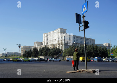 Bucarest, Romania, passer in attesa ad un semaforo in Piata Constitutiei, dietro il Palazzo del Parlamento Foto Stock