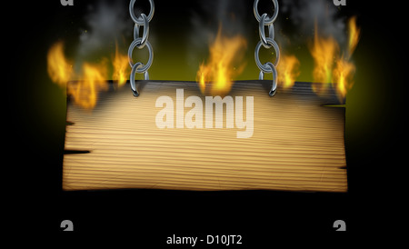 La masterizzazione di cartello in legno con fiamme di fuoco e fumo su un vecchio asse di legno con catene di metallo che tiene il digital signage come un occidentale o rustico messaggio caldo annuncio su uno sfondo nero. Foto Stock