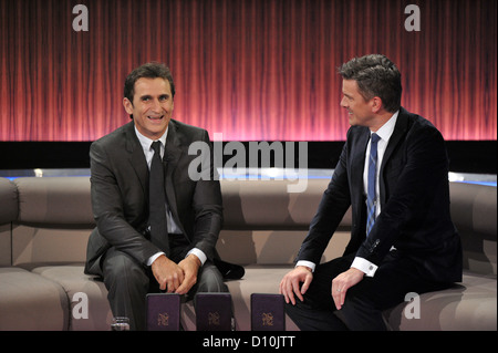 Raceing italiano auto conducente e vincitore olimpico, Alessandro Zanardi (L), assiste la revisione annuale mostra 'Menschen 2012' (persone del 2012) ospitato da talk show host Markus Lanz (R) e in onda sulla televisione pubblica ZDF stazione di Monaco di Baviera, Germania, il 2 dicembre 2012, Foto: Marc Mueller Foto Stock