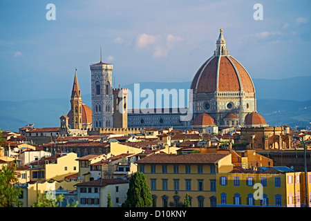 Tetto vista superiore della torre belll e la cupola del Duomo di Firenze Duomo, Basilica di Santa Maria del Fiore, Firenze Italia Foto Stock