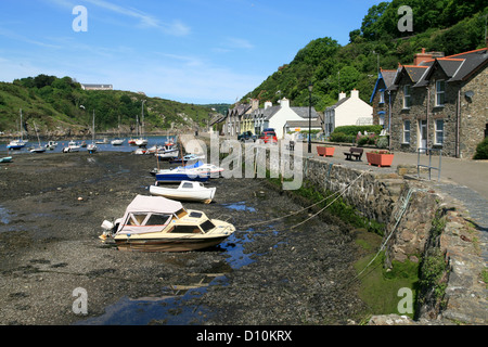Porto di barche e cottages bassa acqua inferiore Fishguard Pembrokeshire Wales UK Foto Stock