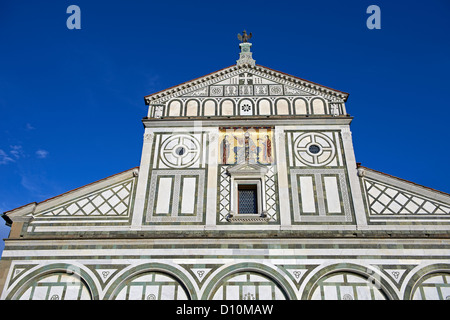 La facciata del romanico di San Miniato al Monte Basilica, Firenze Italia Foto Stock