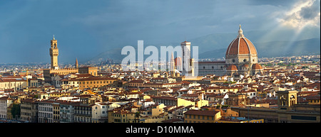 Tetto panoramico vista di Firenze con il Palazzio Vecchio e il Duomo, Italia Foto Stock