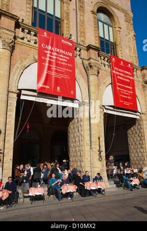 Cafe al di fuori del Palazzo del Podestà in Piazza Maggiore di Bologna Centrale Città Regione Emilia Romagna Italia del nord Europa Foto Stock