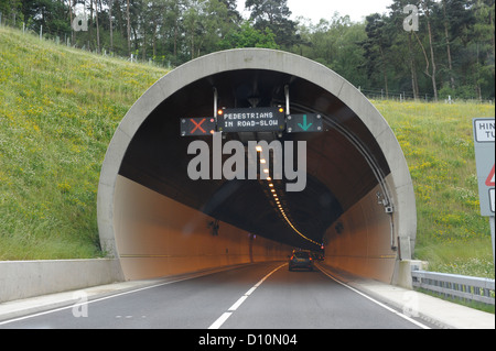 Portale nord della Galleria Hindhead sulla A3 in Surrey,visualizzare segni di allarme per la sola chiusura di corsia Foto Stock