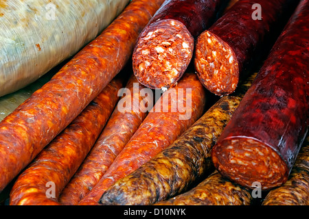 Salsicce e salami tagliati, posti su un tavolo. Foto Stock