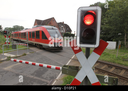 Altenhof, Germania, su un treno regionale beschrankten incrocio ferroviario Foto Stock