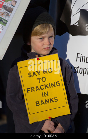 Frack protesta Encampment & marzo contro acqua idraulico fratturazione & Shale per la produzione di gas a Westby, Fylde Lancashire Foto Stock