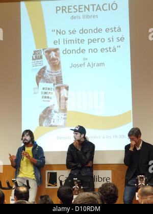 4st dicembre sera nella Casa del Libro bookstore in Passeig de Gràcia, Barcellona. Josef Ajram (centro) è un broker della banca e un atleta reputate (era 2° in Titan Dessert concorrenza nel 2006) e ha presentato il suo libro "non so dove sono i limiti ma so dove non sono i'. Parlando comician Santi Millan (ha scritto introduzione). A destra, editore del libro. Foto Stock