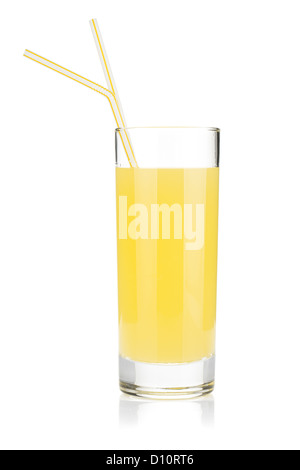 Il succo di limone di vetro con due cannuccia. Isolato su sfondo bianco Foto Stock