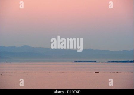 Stretto di Juan de Fuca e montagne olimpiche dal mazzo di Victoria/Port Angeles traghetto, Victoria, British Columbia BC, Canada Foto Stock