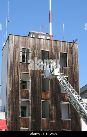 Fuoco italiano carrelli carrello scaletta durante una missione di salvataggio Foto Stock