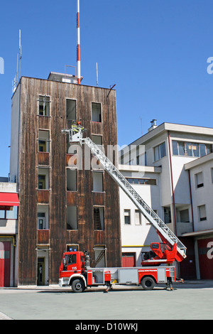 Fuoco italiano carrelli carrello scaletta durante una missione di salvataggio Foto Stock