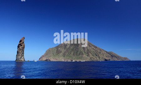 La roccia chiamata 'La Canna' a Filicudi, Isole Eolie, in Sicilia, Italia Foto Stock