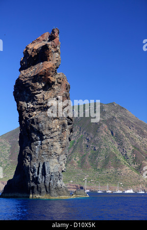 La roccia chiamata 'La Canna' a Filicudi, Isole Eolie, in Sicilia, Italia Foto Stock