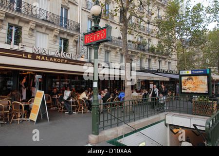 Pavement Cafe 'Le Malakoff" presso la stazione della metropolitana Trocadero a Parigi Foto Stock