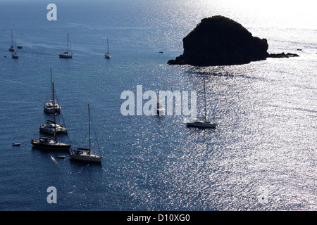 Vista aerea della baia di Pollara e Faraglione Rock, Salina, isole Eolie, in Sicilia, Italia Foto Stock