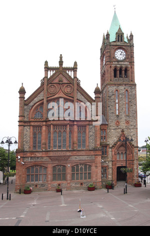 Edificio storico Derry - la Guildhall Londonderry facciata anteriore dell'Irlanda del Nord vista dalle mura della città di Derry. Foto Stock