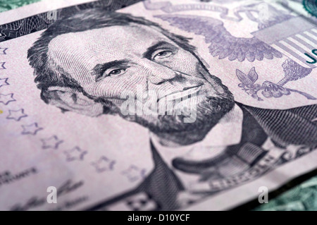 Dettaglio di Abraham Lincoln ritratto su un cinque US dollar bill Foto Stock