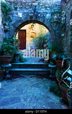 Arch street ingresso al villaggio toscano in Italia Foto Stock