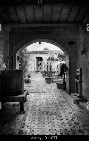 Arch ingresso al toscano giardino all'aperto in Italia Foto Stock