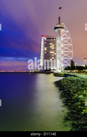 Parco delle nazioni a Lisbona nel 2012 con il nuovo hotel di lusso "yriad' costruito di fronte alla torre Vasco da Gama Foto Stock